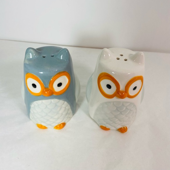 Ceramic Owl Figurine Salt And Pepper Shakers Grey White and Orange - Picture 2 of 5
